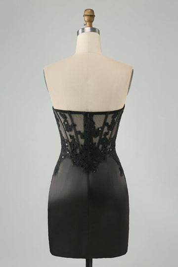 Vestido de cóctel con corsé y escote corazón negro brillante con apliques
